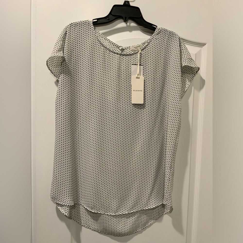 NWT- Black and White Pleione cap sleeve blouse